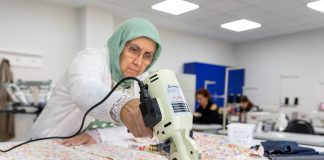 KADINLAR, BÜYÜKŞEHİR’İN DİKİŞ KURSUNDA ÜRETEREK KAZANÇ SAĞLIYOR