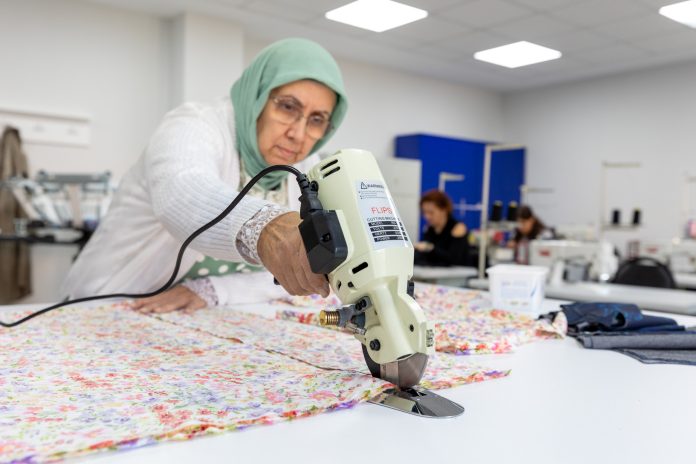 KADINLAR, BÜYÜKŞEHİR’İN DİKİŞ KURSUNDA ÜRETEREK KAZANÇ SAĞLIYOR3