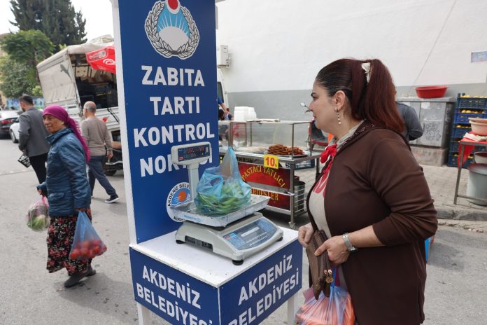 AKDENİZ BELEDİYESİ ZABITA EKİPLERİNDEN PAZAR DENETİMİ