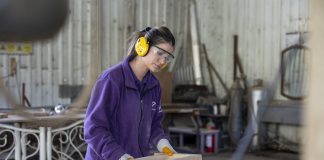 BÜYÜKSEHİR GERİ DÖNÜŞÜM ATÖLYESİ’NDE ATIL MALZEMELER YENİDEN HAYAT BULUYOR