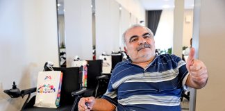 MERSİN’DE ENGELLER KALKIYOR: BÜYÜKŞEHİR’DEN AKÜLÜ SANDALYE DESTEĞİ