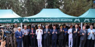 VALİ ATİLLA TOROS, 15 TEMMUZ DEMOKRASİ VE MİLLİ BİRLİK GÜNÜ ANMA ETKİNLİKLERİ KAPSAMINDA MERSİN ŞEHİTLİĞİNİ ZİYARET ETTİ