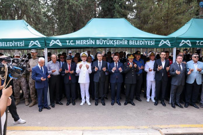 VALİ ATİLLA TOROS, 15 TEMMUZ DEMOKRASİ VE MİLLİ BİRLİK GÜNÜ ANMA ETKİNLİKLERİ KAPSAMINDA MERSİN ŞEHİTLİĞİNİ ZİYARET ETTİ