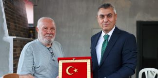 VALİ ATİLLA TOROS, MUT İLÇESİNDE YAŞAYAN DEVLET SANATÇISI MERSİNLİ HEMŞEHRİMİZ MUSA EROĞLU’NU İKAMETİNDE ZİYARET ETTİ