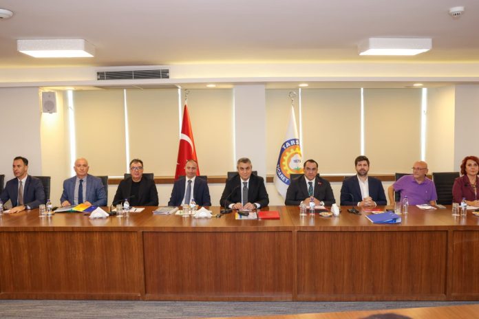 VALİ ATİLLA TOROS