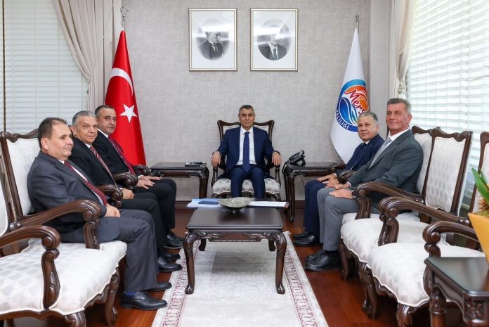 VALİ ATİLLA TOROS, ZİYARETİNE GELEN MERSİN ÜNİVERSİTESİ REKTÖRÜ PROF. DR. EROL YAŞAR VE BERABERİNDEKİ HEYET İLE GÖRÜŞTÜ