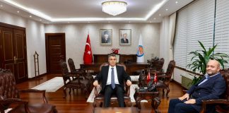 VALİ ATİLLA TOROS, KIZILAY HAFTASI VESİLESİYLE ZİYARETİNE GELEN KIZILAY MERSİN İL MERKEZİ BAŞKANI LÜTFİ PARILTI İLE GÖRÜŞTÜ