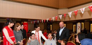 VALİ ATİLLA TOROS’UN EŞİ DUDU İREM TOROS HANIMEFENDİ, DAYANIŞMA ETKİNLİĞİNDE AİLELERLE BİR ARAYA GELDİ