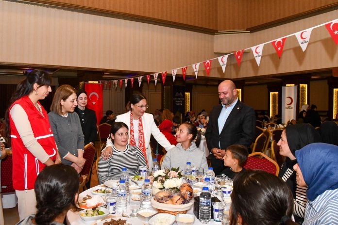 VALİ ATİLLA TOROS’UN EŞİ DUDU İREM TOROS HANIMEFENDİ, DAYANIŞMA ETKİNLİĞİNDE AİLELERLE BİR ARAYA GELDİ1