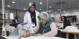 ÖZEL BİREY ANNELERİ BÜYÜKŞEHİR İLE HEM SOSYALLEŞİYOR HEM EL İŞİ ÖĞRENİYOR