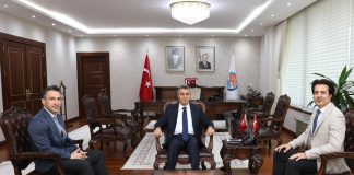 VALİ ATİLLA TOROS, MERSİN DEVLET KLASİK TÜRK MÜZİĞİ KOROSU MÜDÜRÜ SADIK ATABEY VE KORO ŞEFİ KAMURAN UMUZDAŞ İLE GÖRÜŞTÜ