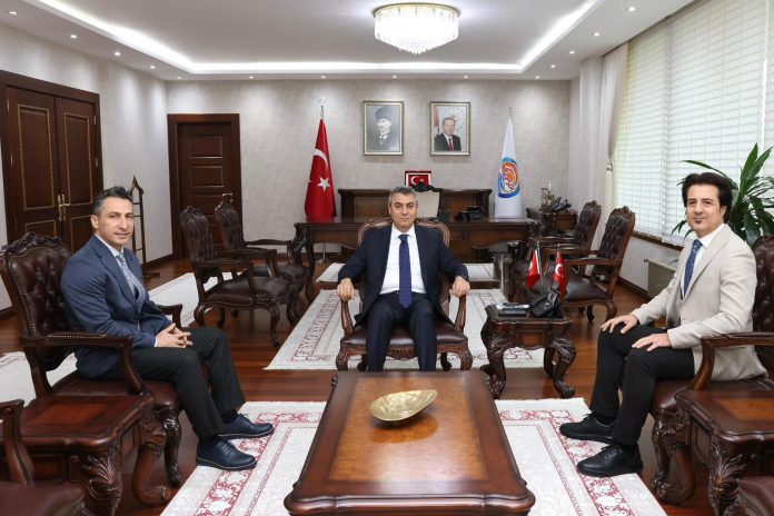 VALİ ATİLLA TOROS, MERSİN DEVLET KLASİK TÜRK MÜZİĞİ KOROSU MÜDÜRÜ SADIK ATABEY VE KORO ŞEFİ KAMURAN UMUZDAŞ İLE GÖRÜŞTÜ
