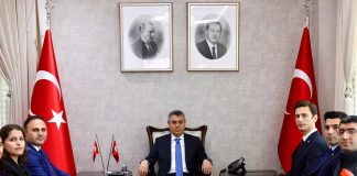 VALİ ATİLLA TOROS, ZİYARETİNE GELEN İL GÖÇ İDARESİ MÜDÜRÜ ZEKİ AFŞİN BUZCU VE BERABERİNDEKİ HEYET İLE GÖRÜŞTÜ