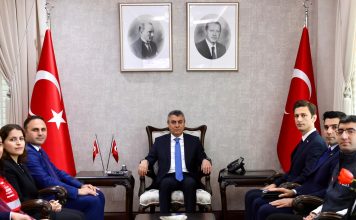 VALİ ATİLLA TOROS, ZİYARETİNE GELEN İL GÖÇ İDARESİ MÜDÜRÜ ZEKİ AFŞİN BUZCU VE BERABERİNDEKİ HEYET İLE GÖRÜŞTÜ