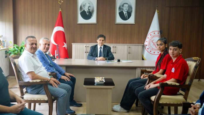 İL MİLLÎ EĞİTİM MÜDÜRÜ MUHAMMED ÖZDEMİRCİ, TEKNOFEST 2026'DA TÜRKİYE BİRİNCİSİ OLAN ÖĞRENCİLERİMİZİ KABUL ETTİ1