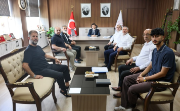 MERSİN TİCARET VE SANAYİ ODASI EĞİTİM VE KALKINMA VAKFI YÖNETİM KURULU BAŞKANI İSMAİL YAVUZ ÖZGÜVEN VE YÖNETİM KURULU ÜYELERİ, İL MİLLÎ EĞİTİM MÜDÜRÜ MUHAMMED ÖZDEMİRCİ’Yİ MAKAMINDA ZİYARET ETTİ