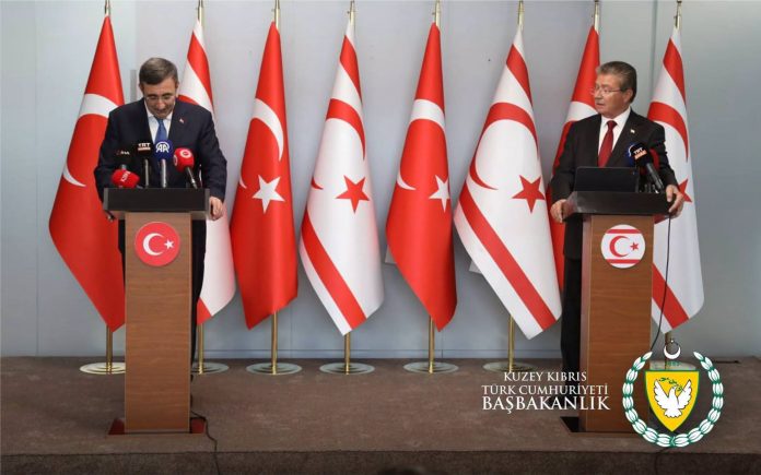 BAŞBAKAN ÜNAL ÜSTEL İLE TÜRKİYE CUMHURİYETİ CUMHURBAŞKANI YARDIMCISI CEVDET YILMAZ, ERCAN HAVALİMANI’NDA ORTAK BASIN AÇIKLAMASI YAPTI1